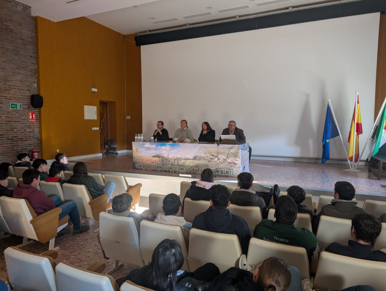 Alumnos del centro del medio rural de Don Benito reciben formación sobre la investigación agroalimentaria