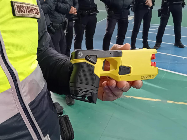 La Policía Local de Almendralejo, la primera de la región en disponer de una pistola taser