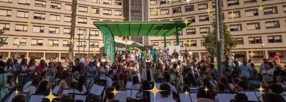 La Joven Orquesta y la Banda de Música de Mérida ofrecen un concierto de Navidad frente al hospital