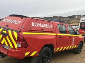 Bomberos y sanitarios prestan auxilio a una conductora herida en un accidente de tráfico