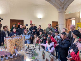 Cáceres luce ya el belén municipal con más de 130 figuras y edificios de la ciudad