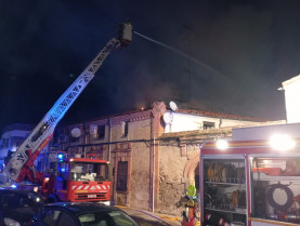 Aparatoso incendio en Navamoral con varias familias desalojadas e importantes daños materiales