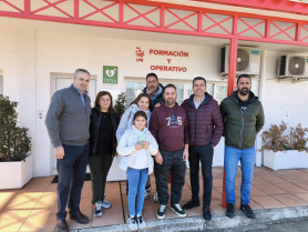 Un vecino de Valencia visita a los bomberos del CPEI y les agradece su ayuda y entrega