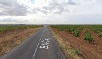 Herido de gravedad el conductor de un tractor tras volcar cerca de Almendralejo