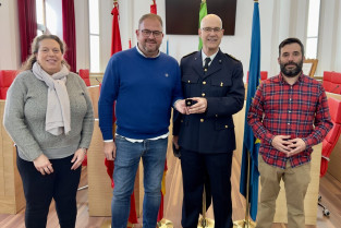 El jefe de la Policía Local de Mérida, Francisco Paredes Porro, recibe un homenaje por su jubilación