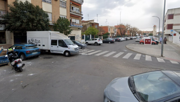 Un hombre herido grave en una colisión entre una moto y un vehículo