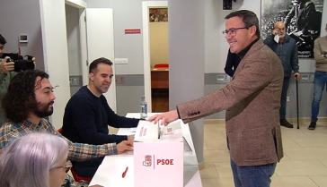 Gallardo afianza su liderazgo en el PSOE al vencer a Gutiérrez en las primarias