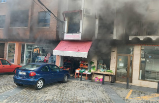 Varias dotaciones de bomberos trabajan para sofocar un incendio en Moraleja