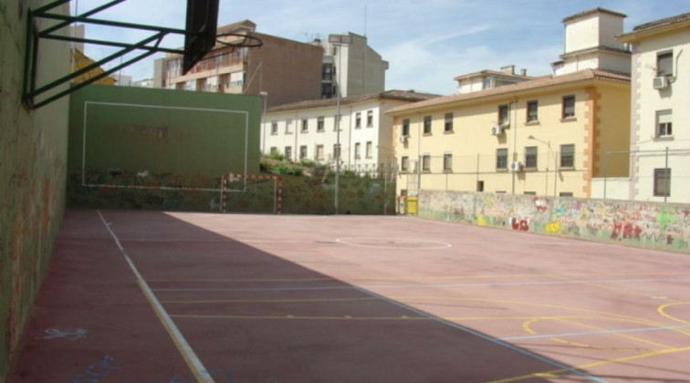 Comienzan las obras para techar la pista deportiva de la calle Batalla del Salado de Cáceres