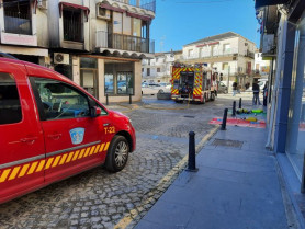 Un aparatoso incendio provoca daños materiales en un negocio del centro de Moraleja