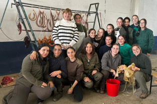 Jóvenes extremeños aprenden a elaborar embutidos en la matanza típica del cerdo