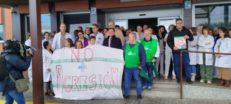 Sanitarios del hospital de Navalmoral se concentran para pedir que finalicen las agresiones