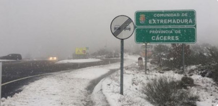 La nieve provoca el corte de la carreterra N-110, en el norte de Cáceres