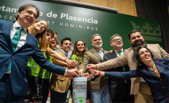 Plasencia recibe un reconocimiento por recoger 2.000 kilos de pilas con motivo de la Vuelta Ciclista a España