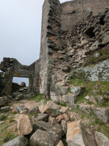 El temporal de lluvia y viento provoca más daños en el castillo de Trevejo, la joya de Sierra de Gata