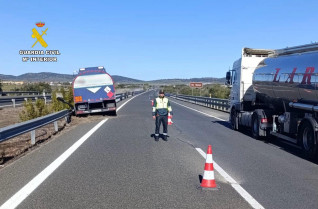 El accidente de un camión cisterna obliga a cortar un carril en la A-66