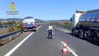 El accidente de un camión cisterna obliga a cortar un carril en la A-66