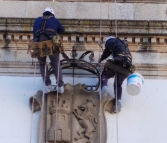 Retirada la corona del escudo de la fachada del Ayuntamiento de Cáceres para su restauración