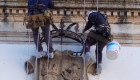 Retirada la corona del escudo de la fachada del Ayuntamiento de Cáceres para su restauración