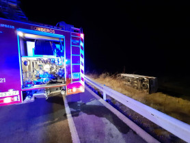 Los bomberos rescatan a un turismo que se salío de la vía, rompió el cableado de teléfono y volcó