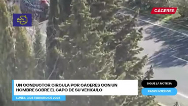 Se hace viral un video de un coche circulando en la N-521 en Cáceres con un hombre sobre el capó