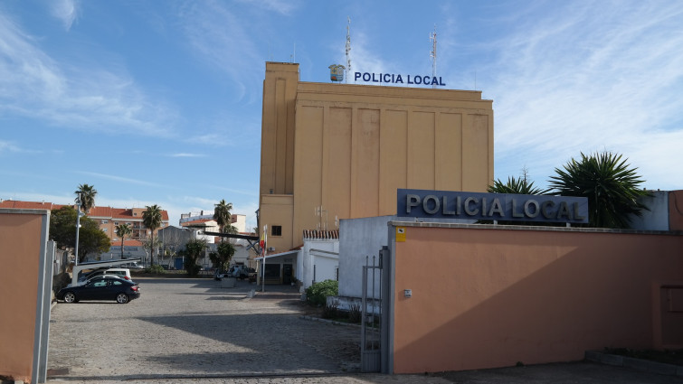 Detenido un joven por intentar robar un coche que conducía sin carnet con su dueña y su hijo dentro