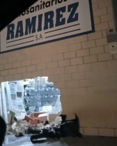 Revientan la fachada de un negocio de fitosanitarios tras tener un accidente con un coche robado en Talayuela