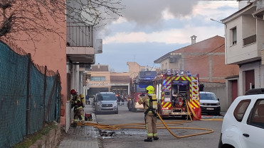 Tres dotaciones de bomberos sofocan el incendio de una vivienda en Moraleja