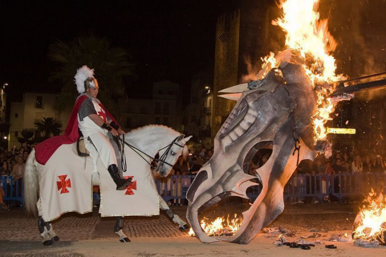 Cáceres se prepara para el gran desfile de dragones y cortejo de San Jorge