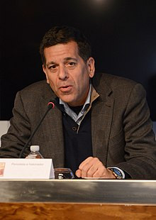 Esteban mira