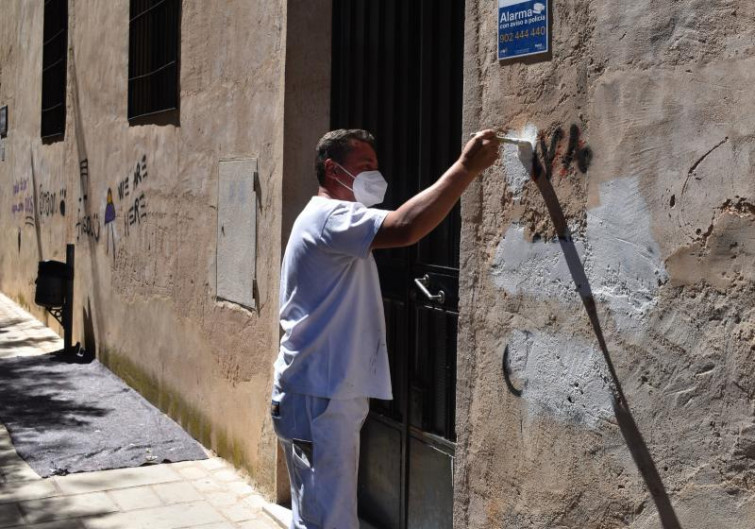 La Policía Local sorprende a varios jóvenes haciendo pintadas en Cáceres