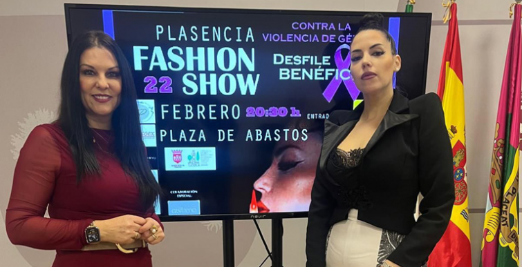 La diseñadora Enma Prieto y la Mrs Universe, Puri Galán, juntas en un desfile benéfico en Plasencia