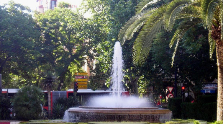 La calle Pablo Naranjo y la glorieta de la fuente luminosa de Cáceres abrirán al tráfico la próxima semana