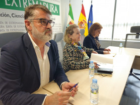 La Junta propone una subida salarial de 420 euros al año a los docentes extremeños