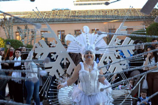 Un desfile nocturno y una fiesta con música de los 90 revoluciona el carnaval de Talayuela