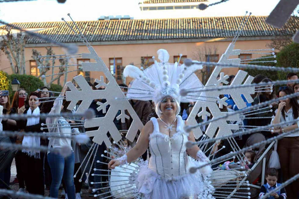 Un desfile nocturno y una fiesta con música los 90 revoluciona el carnaval de Talayuela