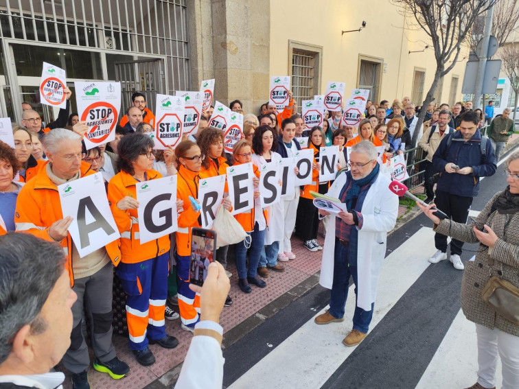 Los sanitarios se concentran en Plasencia para exigir medidas que frenen las agresiones