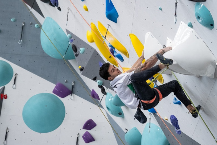 Alberto Ginés realiza una demostración de escalada en la inauguración del rocódromo de Cáceres