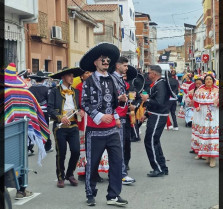 El tiempo da tregua en Talayuela y los disfraces llenan las calles de alegría carnavalera