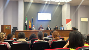 Estudiantes de Derecho en Cáceres participan en una ponencia sobre el empleo en la Administración Pública