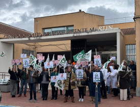 Más de medio centenar de profesionales se concentra en Moraleja para condenar las agresiones a sanitarios