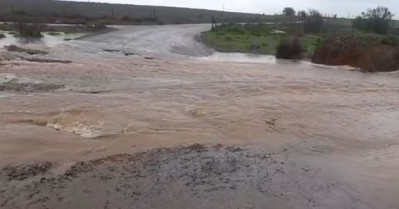 Rescatado un conductor tras ser arrastrado con su vehículo por una corriente de agua en el río Ortiga