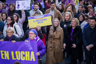 La presidenta María Guardiola conmemora el 8M en la manifestación celebrada en Mérida