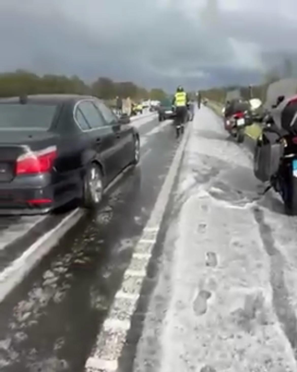 Accidente de tru00e1fico provocaco por la granizada en la EX A1.