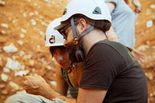 Un investigador de Mérida analiza un fragmento humano hallado en Atapuerca