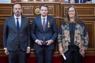 Abel Bautista recibe la medalla de honor de la Asociación de Víctimas del Terrorismo en el Senado