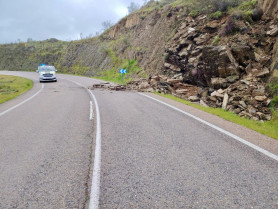 Un desprendimiento de tierra provoca el corte de la carretera de Cáceres a Torrejón el Rubio