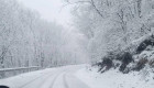 La nieve obliga a cortar el puerto de Tornavacas al tránsito de vehículos pesados