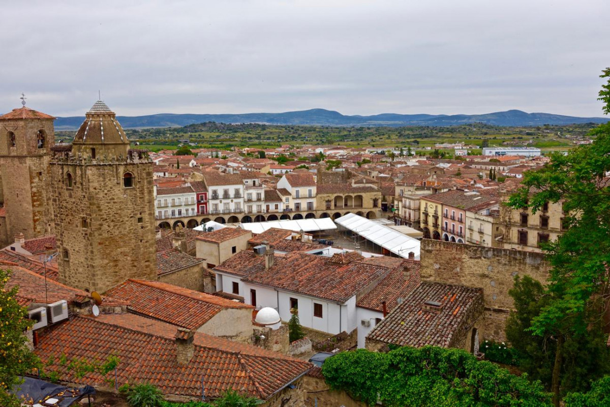 074 075.  Plaza Myor de Trujillo desde el castillo. Foto Siggy Nowak Pixabay 1296x864